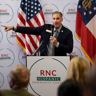 Rey Martinez, ein Kandidat aus Georgia  USA für das Repräsentantenhaus, spricht im Juni 2022 bei der Eröffnung des neuen hispanischen Gemeindezentrums des Republikanischen Nationalkomitees (RNC) in Suwanee, Georgia. Für die Midterms im November 2022 werden Wählerinnen und Wähler mit lateinamerikanischen und spanischen Wurzeln besonders umworben. 