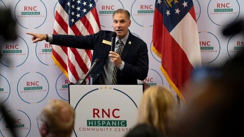 Rey Martinez, ein Kandidat aus Georgia  USA für das Repräsentantenhaus, spricht im Juni 2022 bei der Eröffnung des neuen hispanischen Gemeindezentrums des Republikanischen Nationalkomitees (RNC) in Suwanee, Georgia. Für die Midterms im November 2022 werden Wählerinnen und Wähler mit lateinamerikanischen und spanischen Wurzeln besonders umworben. 