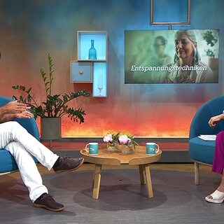 Psychologischer Psychotherapeut Thomas Flocken und Moderatorin Fatma Mittler-Solak reden über wirksame Entspannungstechniken gegen Stress