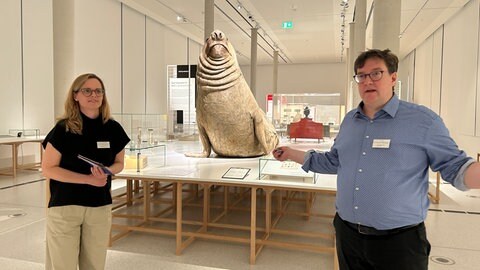 Kuratorin und Kurator im Ausstellungsraum