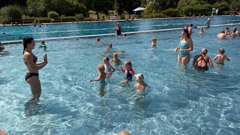In einem Crashkurs sollen Kinder kurz vor den Ferien lernen, sich über Wasser zu halten.