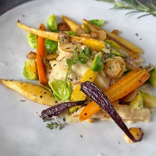 Schupfnudeln mit Pastinaken-Rahmsoße, Rosenkohl und bunten Karotten