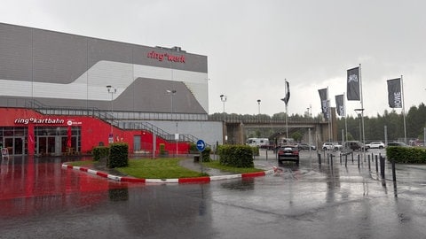 Das erste Gewitter ist über dem Festivalgelände von Rock am Ring