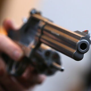 Mit solch einem Revolver soll ein Angeklagter vor dem Landgericht Bad Kreuznach in Fürfeld seinen Nachbarn bedroht und verprügelt haben