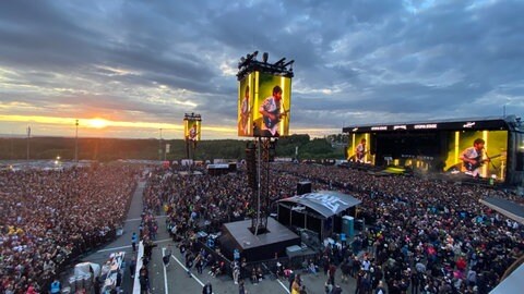 Biffy Clyro spielen im Sonnenuntergang bei Rock am Ring 2025.