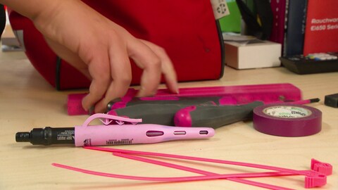 Meterstab, Klebeband und sogar Kabelbinder - Elektrikerin Sarah Jetter besitzt ausschließlich pinkes Werkzeug. 