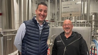 Zwei Mitbergünder des Bierschutzbund e. V. in der Brauerei. Rechts Klaus-Peter Neef, Biersommelier und Initiator des Bierschutzbundes, links Martin Schimpf von der Brauerei Schimpf in Remmingsheim. 