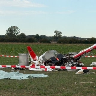 Die abgestürzte Maschine am Flugplatz in Weinheim