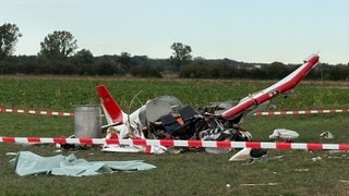 Die abgestürzte Maschine am Flugplatz in Weinheim