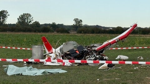 Die abgestürzte Maschine am Flugplatz in Weinheim