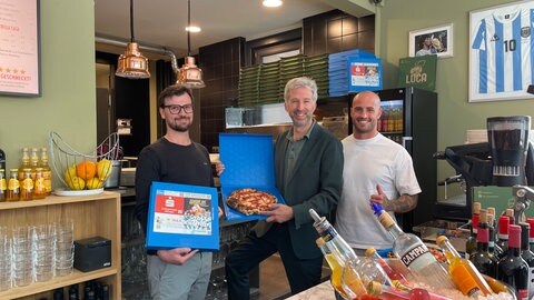 In Tübingen sind Mehrweg-Pizzaboxen eingeführt worden. Sie sollen Umweltverschmutzung und Müllkosten reduzieren und Verpackungssteuer sparen. 