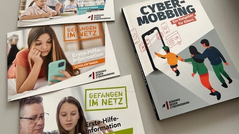 Verschiedene Ratgeber im Zusammenhang mit Cybermobbing