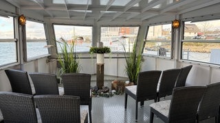 Auf dem Schiff "Libelle" werden Menschen bei Mainz in den Rhein beigesetzt.