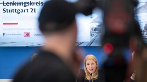 Evelyn Palla, Vorstandsvorsitzende der Deutsche Bahn AG, bei einer Pressekonferenz nach einer Sitzung des Lenkungskreises zum Bahnprojekt Stuttgart 21.
