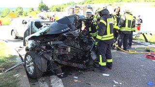 Auf der L82 ist am Montag ein Auto gegen einen Baum gefahren. 