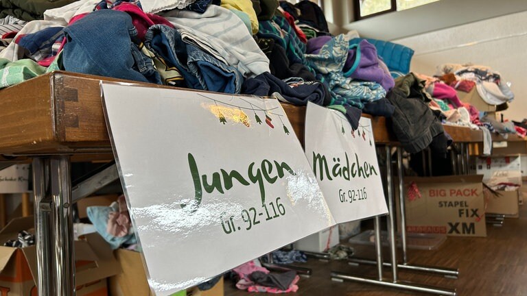 Kleidung in allen Farben und Größen ist bei der Spendenaktion zusammengekommen.