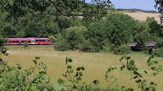 Ein Zug fährt durch eine Landschaft.
