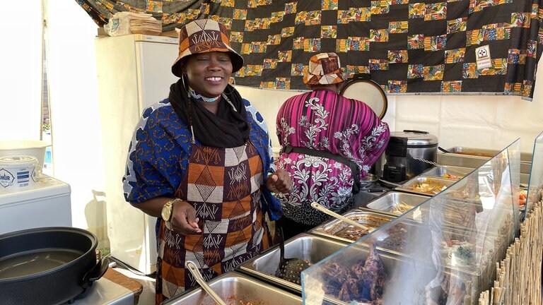 Überall auf dem Maimarkt finden sich köstliche Spezialitäten - auch im Afrika-Dorf auf der Messe