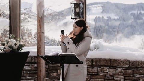 Freie Rednerin Tatjana Megerle bei einer Hochzeit auf dem Wilden Kaiser in Tirol. Sie sagt: "Heiraten im Winter kann auch schön sein."