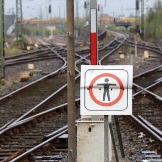 Ein Schild warnt davor, Bahngleise zu betreten.