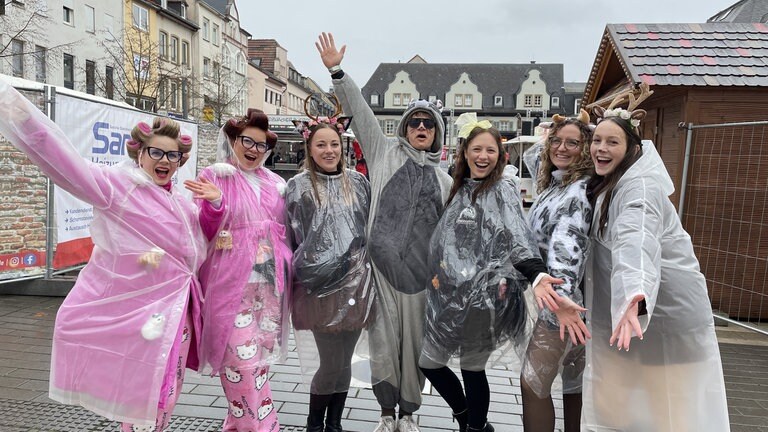 Eine bunte Mischung an Tieren: Zwei einsame pinke Katzen-Ladies (ihre Worte!), Rehe, ein Bär und eine Kuh.