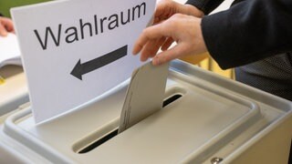 Wahlzettel wird in Wahlurne eingeworfen in Ludwigshafen 