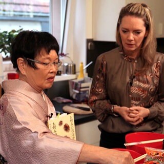 Teruko Matsushima-Fritz und Susanne Nett kochen Okonomyaki, japanische Pfannkuchen