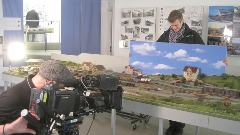 Wenn es keinen Himmel gibt, macht man sich eben einen: Modellbahnfilmen mit Liebe zum Detail