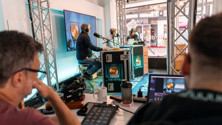 Podcast "ARD Meilensteine" mit Katharina Heinius, Frank König und Benjamin Brendebach.