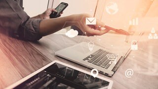 Smartphone, Laptop, Tablet: Wasserschaden, defekte Festplatte, teure Datenrettung: Wie sichern Sie Fotos, Mails und Dokumente zuverlässig? Wann sind Cloud- oder Netzwerkspeicher die bessere Wahl?