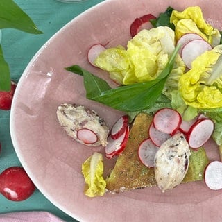 Bärlauch-Pfannkuchen mit Honig-Zwiebeln und Ziegenfrischkäse