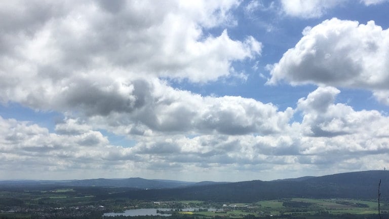 Idyllsche Landschaft, so weit das Auge reicht – das Fichtelgebirge umrahmt die Wiesen und Felder wie ein großes Hufeisen: ein Naturpark mit knapp 1000qkm.