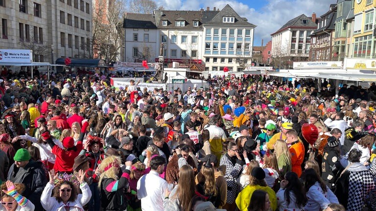 Um die 10.000 Menschen feiern bis in den Abend auf dem Kornmarkt.