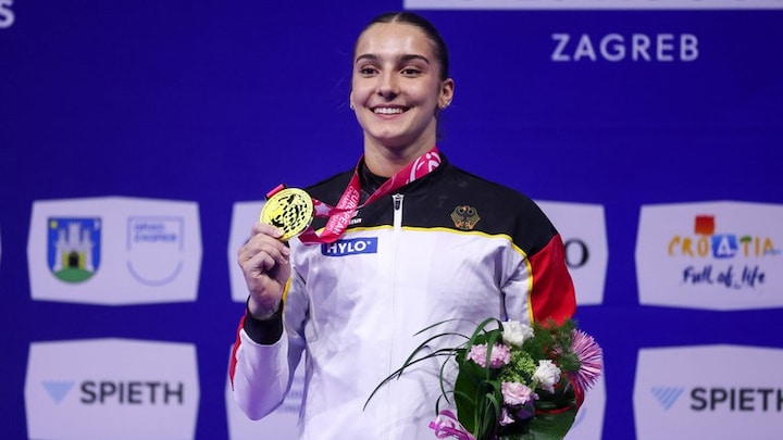 Turnerin Helen Kevric aus Deutschland freut sich über ihre Goldmedaille bei der EM in Zagreb.