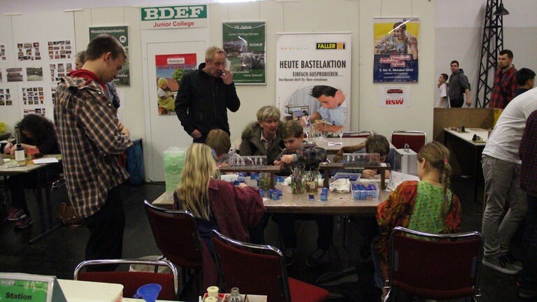 BDEF Junior College – Hier lernen Kinder selber kleine Modelle zu bauen.
