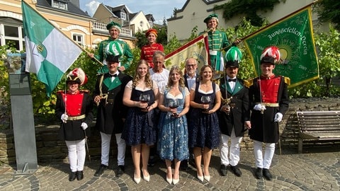 Die neuen Weinmajestäten mit Vertretern der Stadt Unkel, Junggesellen- und Jungmädchenverein Scheuren und Junggesellenverein Unkel.