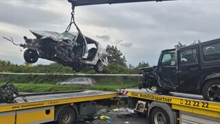 Bei dem Unfall auf der A60 starb eine Frau. Ein Falschfahrer war in der Eifel frontal mit einem anderen Auto zusammengestoßen, in dem drei Frauen saßen. 