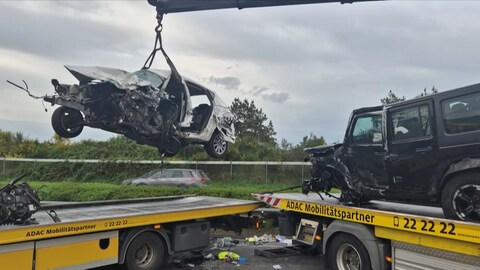 Bei dem Unfall auf der A60 starb eine Frau. Ein Falschfahrer war in der Eifel frontal mit einem anderen Auto zusammengestoßen, in dem drei Frauen saßen. 