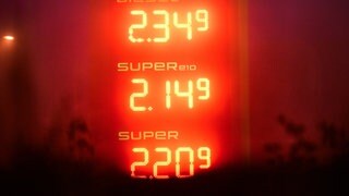 Bild einer Tankstellen-Anzeige, auf der Diesel teurer ist als Benzin. In welcher Region in BW trifft das die Menschen am stärksten?