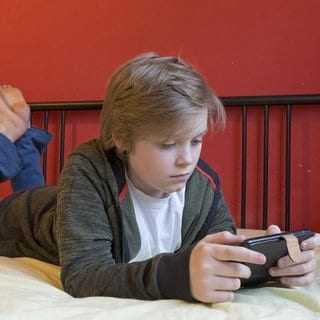 Immer mehr Kinder sind täglich online und surfen immer früher im Internet.  Das ist das Ergebnis der Studie "Kindheit, Internet und Medien“ des medienpädagogischen Forschungsverbundes Südwest.