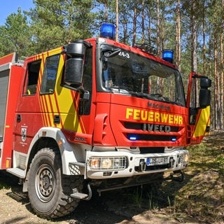 Löschfahrzeug der Feuerwehr in einem Kiefernwald bei Wünsdorf: Waldbrände nehmen weltweit zu, auch in Deutschland. Kurzfristig können bessere Frühwarnung und Löscheinsätze helfen, langfristig nur der Waldumbau mit Bäumen, die dem Feuer besser widerstehen.