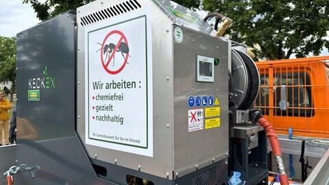 Auf einem Gerät vom Gartenbauamt Karlsruhe ist ein Schild auf dem eine Ameise durchgestrichen wurde und dem Text: "Wir arbeiten: chemiefrei, gezielt, nachhaltig".