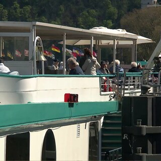 Flusskreuzfahrtschiff legt an