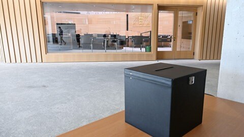 Bei einer Abstimmung im Landtag von Baden-Württemberg taucht auf einem Stimmzettel ein Hakenkreuz auf.