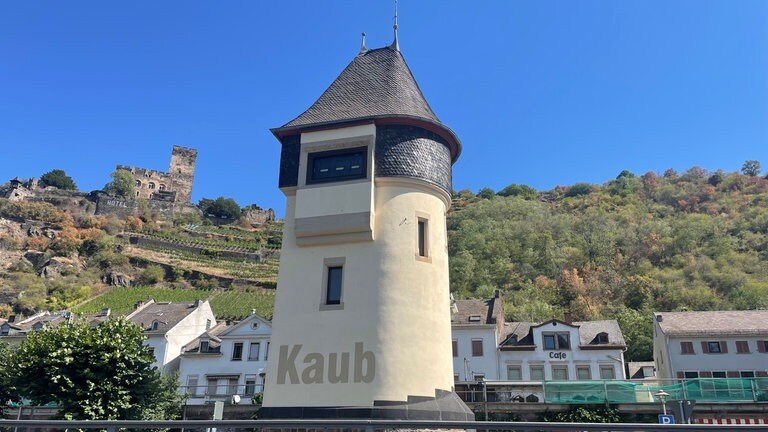 Nur drei Striche auf der großen digitalen Anzeige am Pegelturm Kaub.