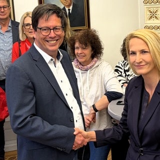 Marold Wosnitza (li) und Christina Rauch - Der SPD-Kandidat gewinnt die OB-Stichwahl in Zweibrücken 