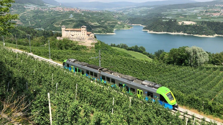 Castello di Cles, im Hintergrund der Stausee Santa Giustina