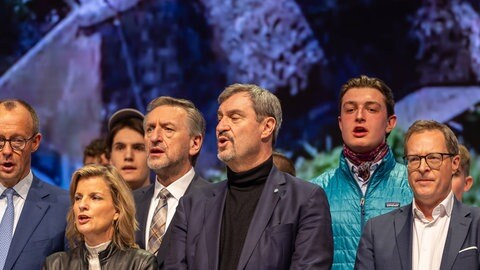 Markus Söder und weitere CDUCSU-Parteimitglieder beim Singen