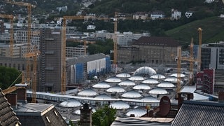 Blick auf die Baustelle des milliardenschweren Bahnprojekts Stuttgart 21 mit dem unter die Erde verlegten Tiefbahnhof: Die Bahn plant nach SWR-Informationen nun mit einer Eröffnung wohl erst 203.