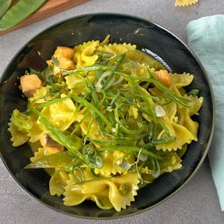 Farfalle mit Lauchzwiebeln, Zuckerschoten und Lachsforelle